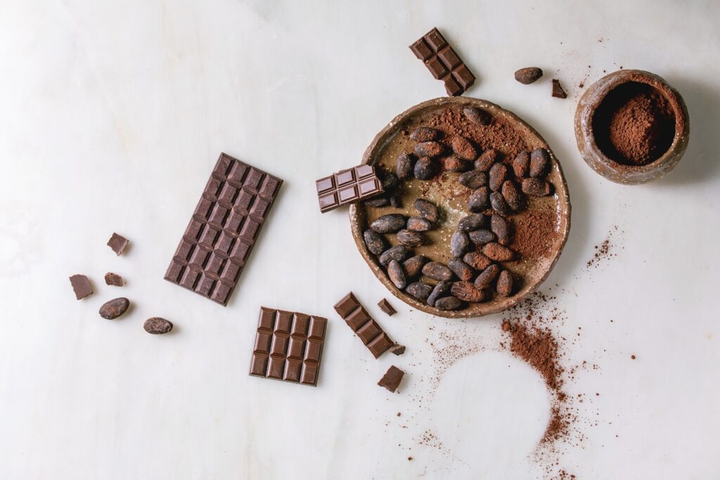 Tavoletta di cioccolato fondente e al latte intera e tritata con fave di cacao