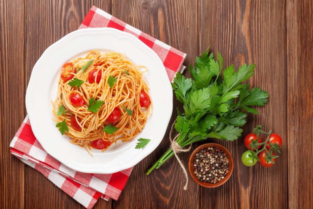 spaghetti al pomodoro cucina mediterranea